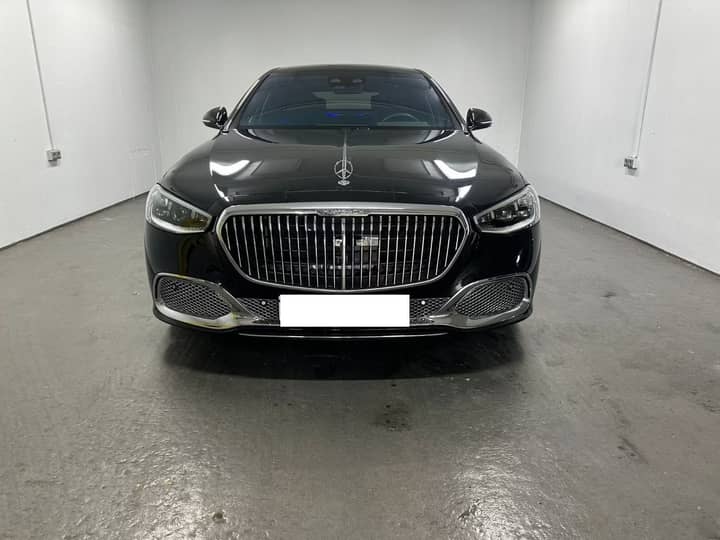 Slika prikazuje vanjštinu vozila (prednji pogled).