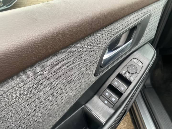 Slika prikazuje unutrašnjost vozila – kontrolni panel.