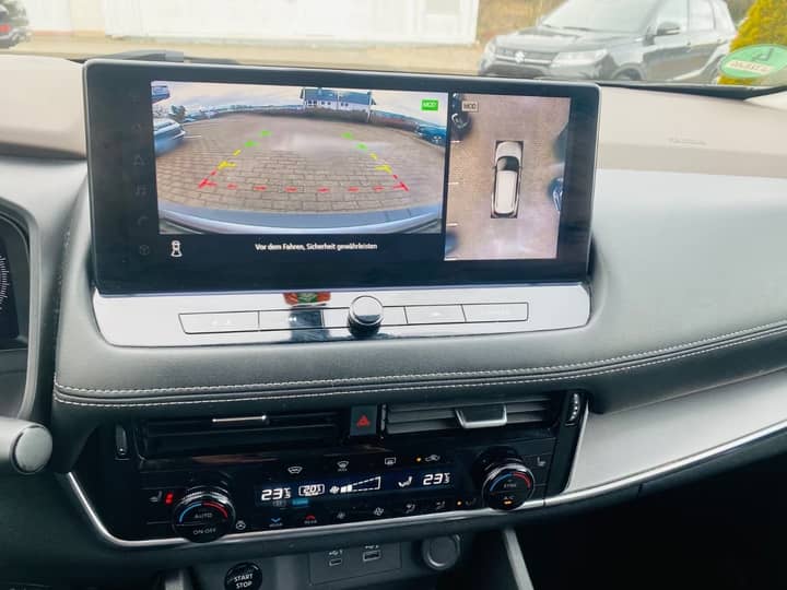 Slika prikazuje unutrašnjost vozila, zaslon i ploču.