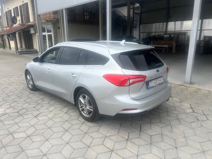 Slika prikazuje vanjštinu vozila i karoseriju.