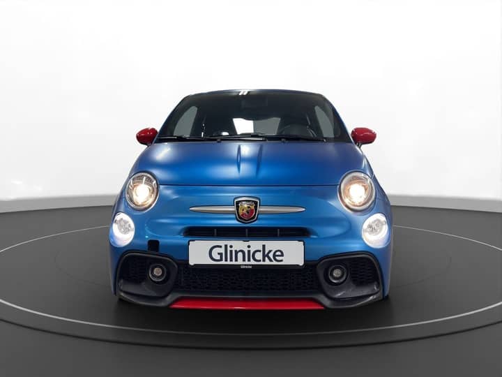 Slika prikazuje vanjski izgled automobila, prednji dio.