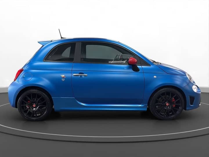 Slika prikazuje vanjštinu automobila (karoserija i kotači).