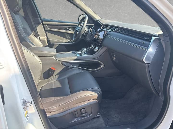 Slika prikazuje unutrašnjost vozila (volan i sjedala).