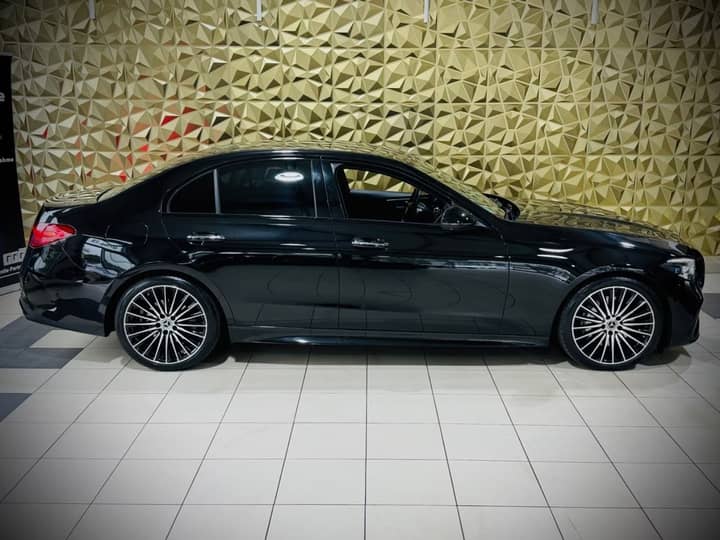 Slika prikazuje vanjski izgled automobila, bočni profil.