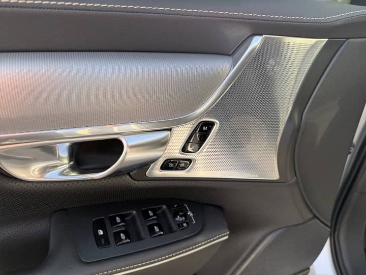 Slika prikazuje unutrašnjost vozila – panel vrata i kontrole.