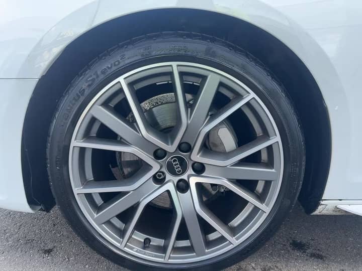 Slika prikazuje vanjski dio automobila (felga i kotač).