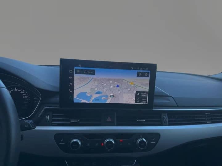 Slika prikazuje unutrašnjost vozila, zaslon navigacije.