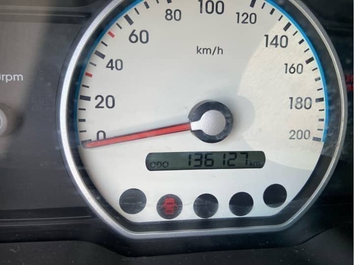 Slika prikazuje unutrašnjost vozila: instrument ploča i odometar.