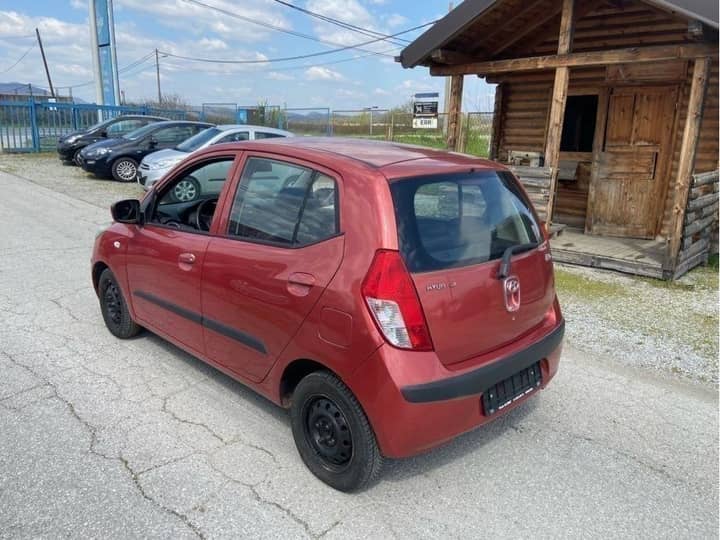 Slika prikazuje vanjsku stranu vozila (eksterijer).