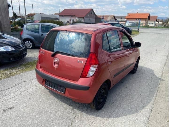 Slika prikazuje vanjski dio vozila (stražnji dio).