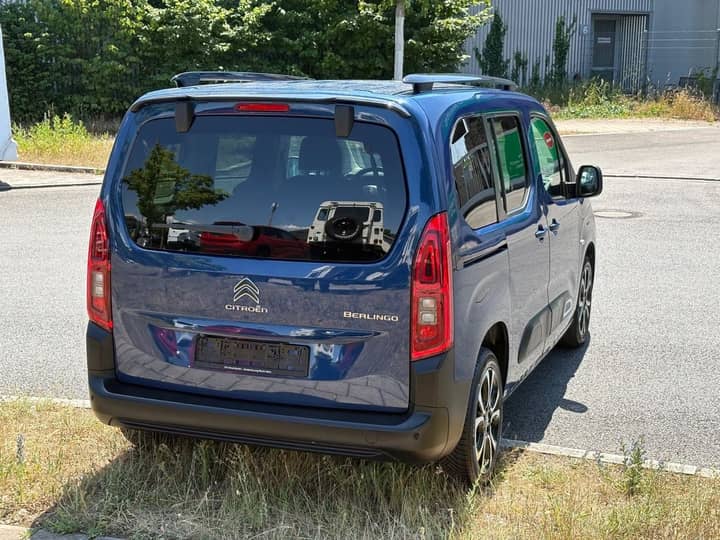 Slika prikazuje vanjsku karoseriju vozila s stražnjim pogledom.