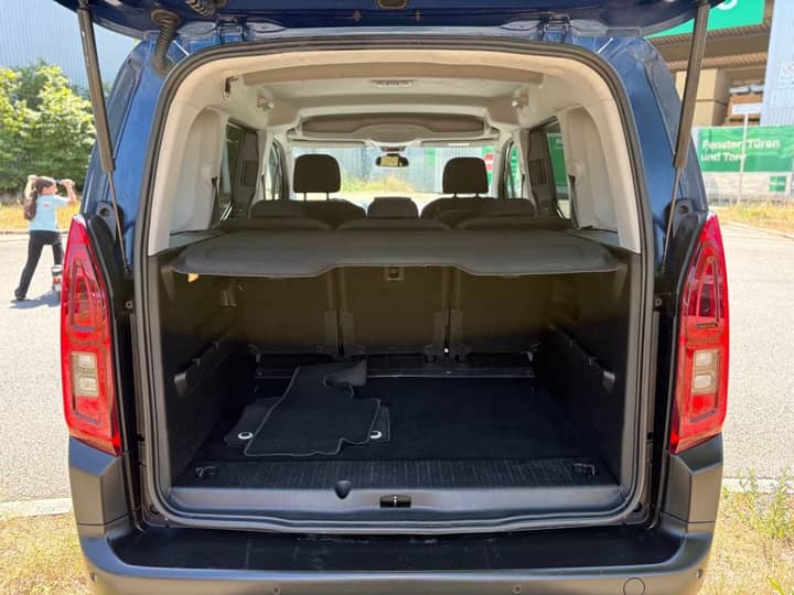 Slika prikazuje unutrašnjost vozila – prtljažnik.