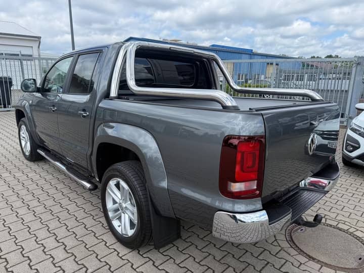 Slika prikazuje vanjštinu vozila (eksterijer) – karoseriju i točkove.