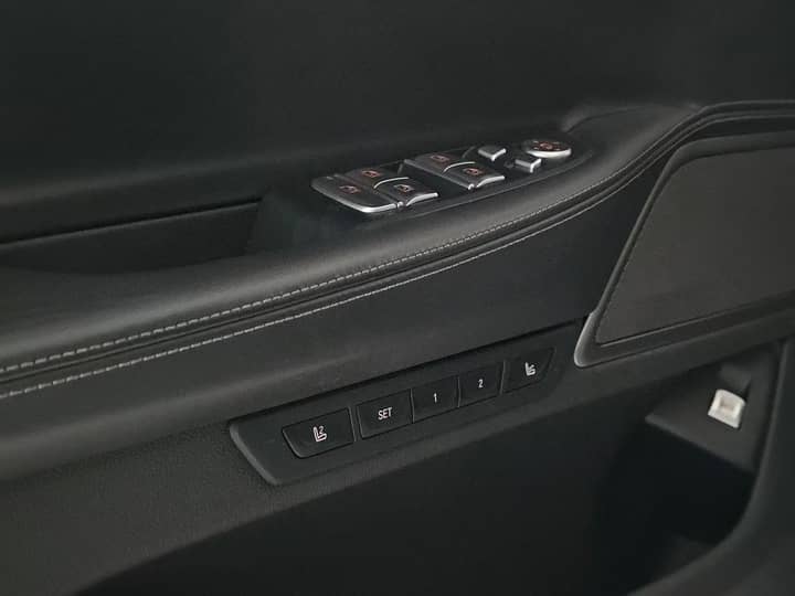 Slika prikazuje unutrašnjost vozila (panel vrata i kontrole).