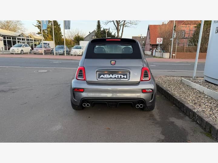 Slika prikazuje vanjštinu vozila (stražnji dio).