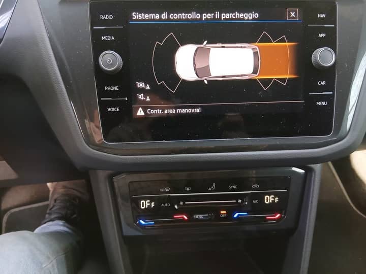 Slika prikazuje unutrašnjost vozila, središnja konzola i zaslon.