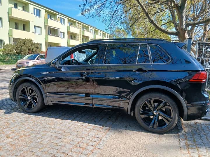 Slika prikazuje vanjski izgled vozila (karoserija i kotači).