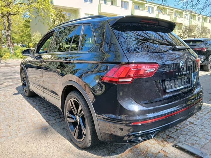 Slika prikazuje vanjski izgled vozila (eksterijer).