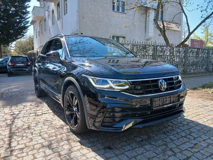 Slika prikazuje vanjštinu vozila (karoserija i prednja svjetla).