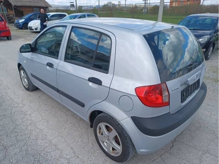 Slika prikazuje vanjsku stranu vozila, karoseriju i kotače.