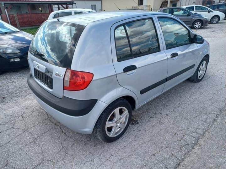 Slika prikazuje vanjštinu vozila, karoseriju i kotače.