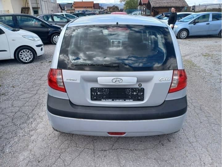 Slika prikazuje vanjski stražnji dio vozila.