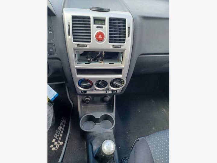 Slika prikazuje unutrašnjost vozila – središnju konzolu.