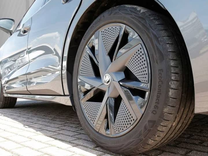 Slika prikazuje vanjsku stranu automobila (kotač).