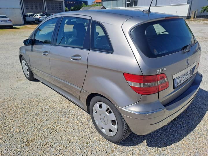 Slika prikazuje vanjštinu vozila (karoserija i stražnji dio).