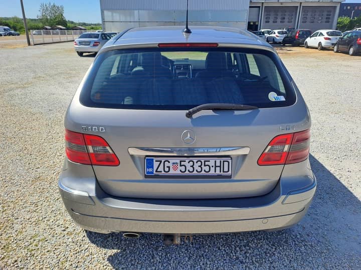 Slika prikazuje vanjsku stražnju stranu vozila.
