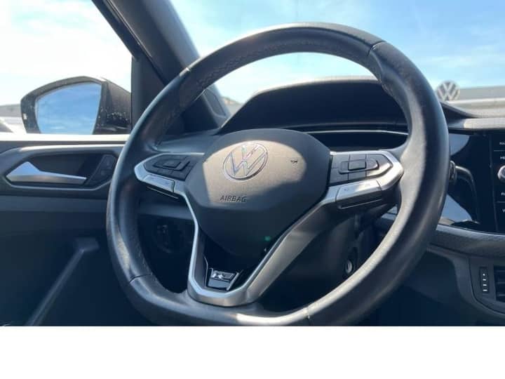 Slika prikazuje unutrašnjost vozila: volan i instrument ploča.