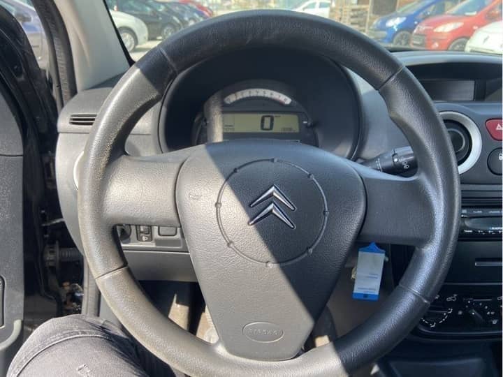 Slika prikazuje unutrašnjost vozila (volan i instrument ploča).