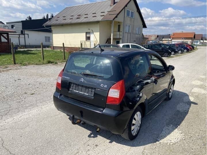 Slika prikazuje vanjski dio vozila (stražnji dio).
