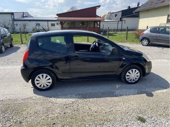 Slika prikazuje vanjštinu vozila (karoserija i kotači).