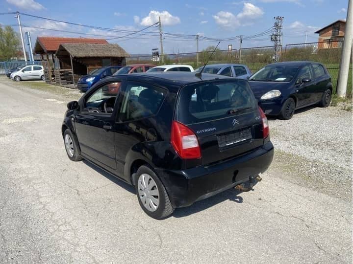 Slika prikazuje vanjštinu vozila, karoserija i stražnji dio.
