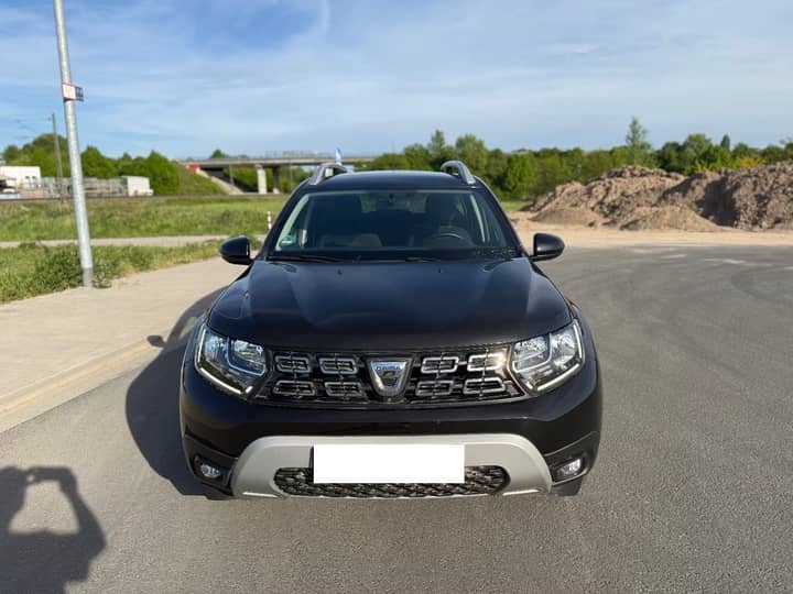 Slika prikazuje vanjštinu vozila, prednji dio karoserije.