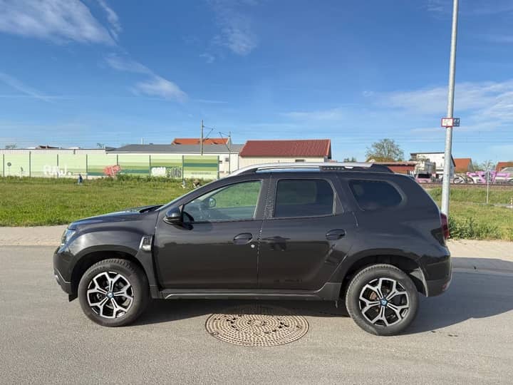 Slika prikazuje vanjštinu vozila s bočnim pogledi.