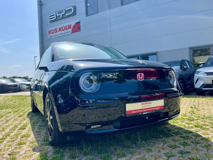 Slika prikazuje vanjsku karoseriju automobila s stražnjim dijelom.