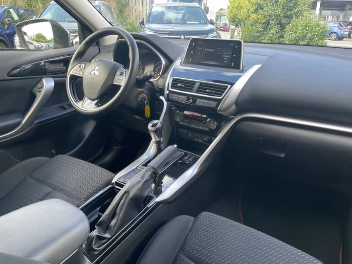 Slika prikazuje unutrašnjost vozila (volan i instrumentna ploča).
