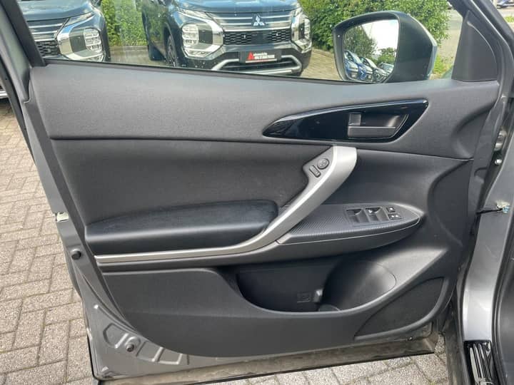 Slika prikazuje unutrašnjost vrata automobila.