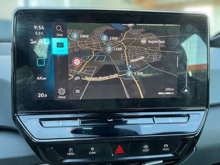 Slika prikazuje unutrašnjost vozila s navigacijskim zaslonom.