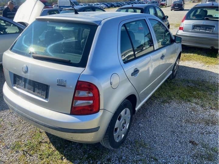 Slika prikazuje vanjštinu vozila s bočnim pogledom.