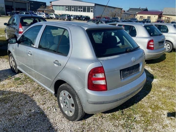 Slika prikazuje vanjski izgled automobila (eksterijer).