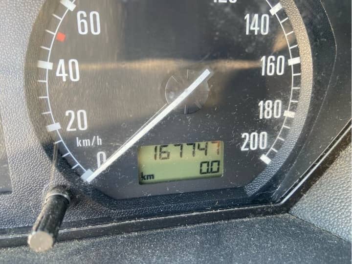Slika prikazuje unutrašnjost vozila (instrument ploče i upravljač).