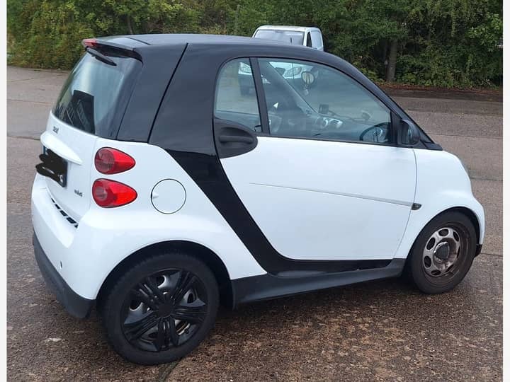 Slika prikazuje vanjsku stranu automobila (eksterijer).