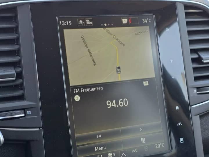 Slika prikazuje unutrašnjost vozila (navigacijski zaslon).