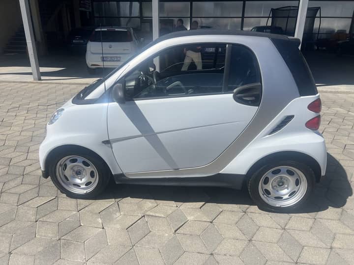 Slika prikazuje vanjsku karoseriju i kotače vozila.