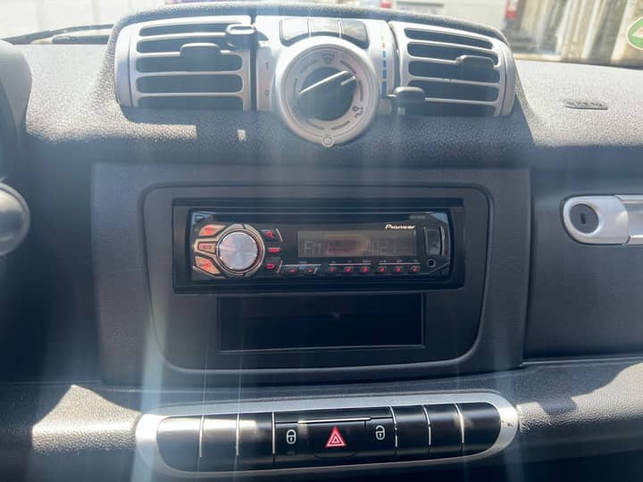 Slika prikazuje unutrašnjost vozila (instrument ploča, središnja konzola).