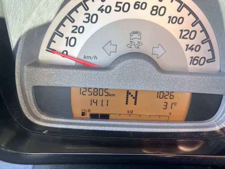 Slika prikazuje unutrašnjost vozila – instrument ploča.