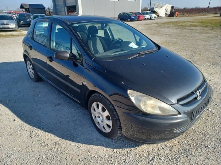 Slika prikazuje vanjštinu vozila (karoserija i prednji dio).
